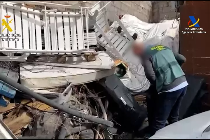 Detenidas 32 personas por el envío ilegal de 650 toneladas de residuos peligrosos desde Canarias a África
