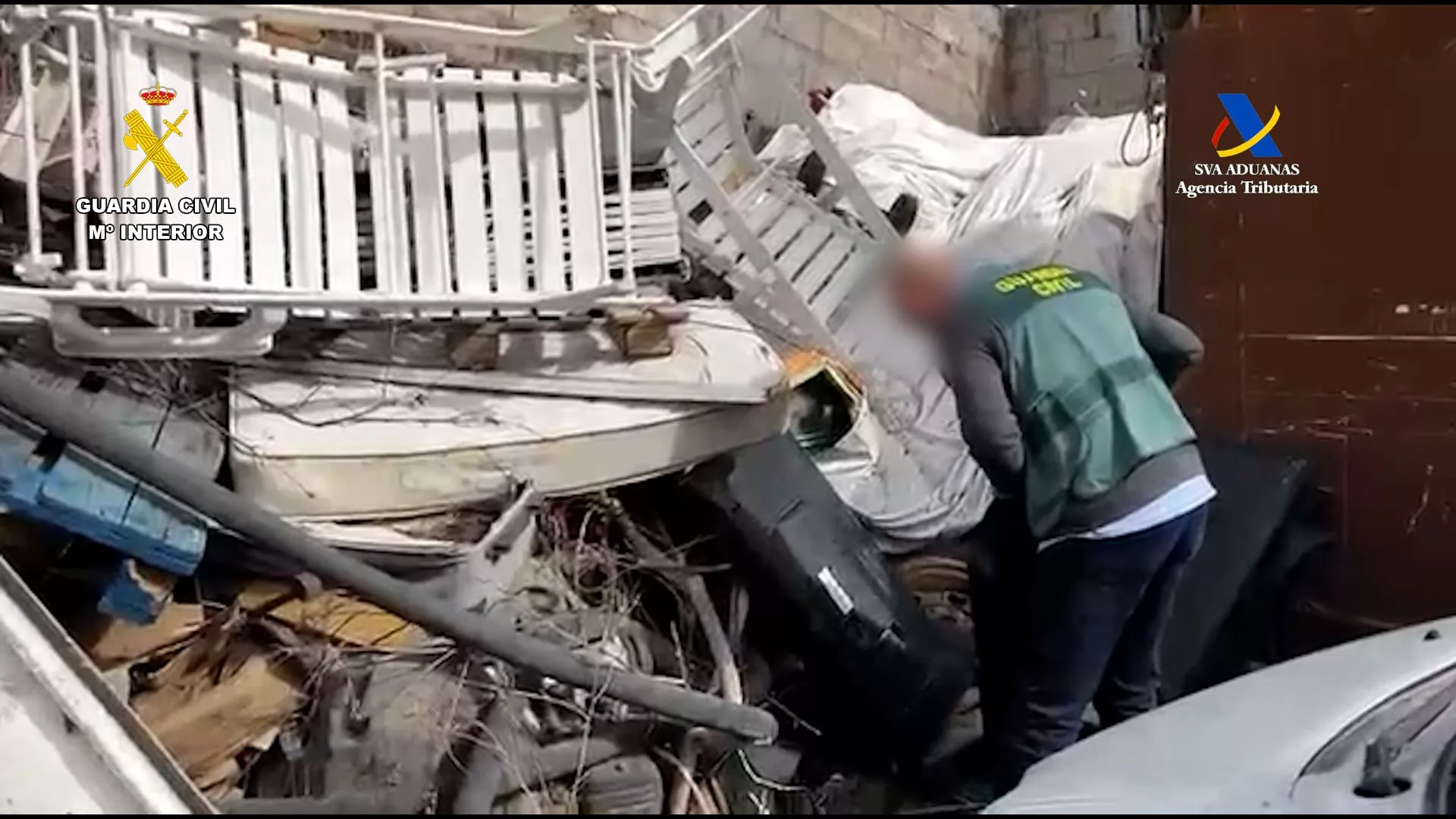 Detenidas 32 personas por el envío ilegal de 650 toneladas de residuos peligrosos desde Canarias a África