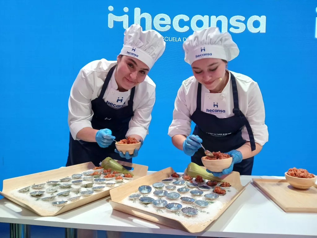 Actividad de estudiantes de Hecansa en Fitur 2025.