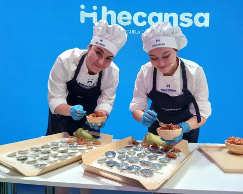 Actividad de estudiantes de Hecansa en Fitur 2025.