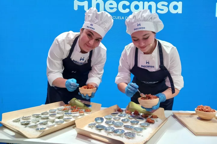 Actividad de estudiantes de Hecansa en Fitur 2025.