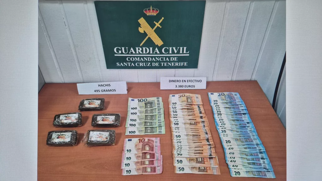 Un varón pillado en La Palma portando casi 500 gramos de hachís y más de 3.000 euros en efectivo