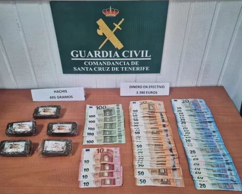 Un varón pillado en La Palma portando casi 500 gramos de hachís y más de 3.000 euros en efectivo
