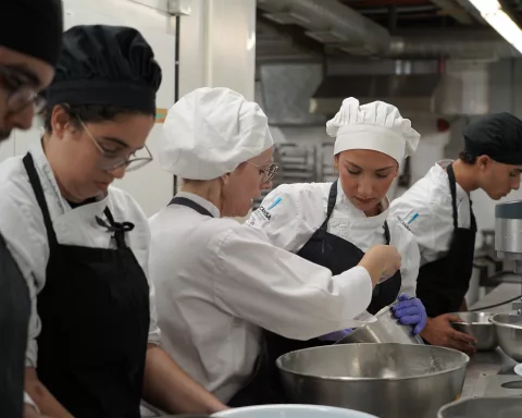 Estudiantes de Hecansa en una práctica en cocina reciben explicaciones de una docente.