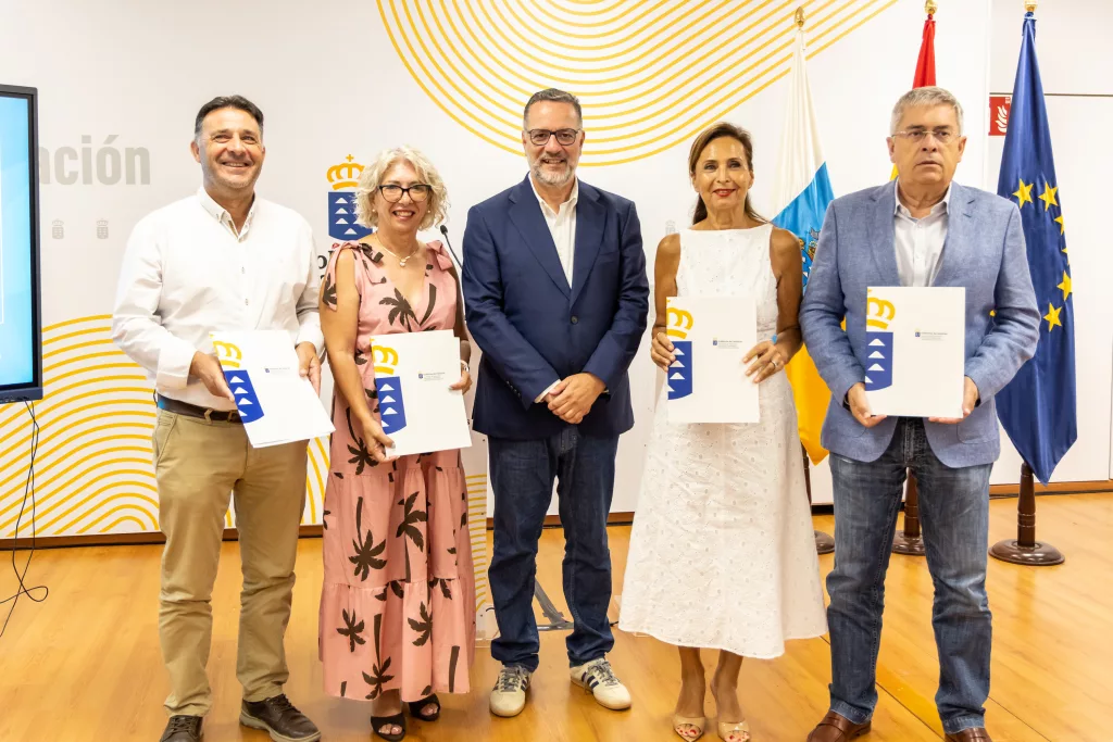 El Consejero de Educación, Formación Profesional, Actividad Física y Deportes del Gobierno de Canarias, Poli Suárez; la alcaldesa de Agaete, María del Carmen Rosario; el alcalde de Artenara, Jesús Díaz; el alcalde de San Bartolomé de Tirajana, Marco Aurelio Pérez, la concejala de Educación de Valsequillo, Inmaculada García