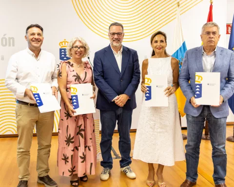 El Consejero de Educación, Formación Profesional, Actividad Física y Deportes del Gobierno de Canarias, Poli Suárez; la alcaldesa de Agaete, María del Carmen Rosario; el alcalde de Artenara, Jesús Díaz; el alcalde de San Bartolomé de Tirajana, Marco Aurelio Pérez, la concejala de Educación de Valsequillo, Inmaculada García