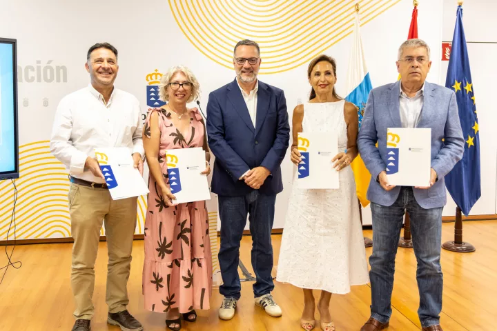 El Consejero de Educación, Formación Profesional, Actividad Física y Deportes del Gobierno de Canarias, Poli Suárez; la alcaldesa de Agaete, María del Carmen Rosario; el alcalde de Artenara, Jesús Díaz; el alcalde de San Bartolomé de Tirajana, Marco Aurelio Pérez, la concejala de Educación de Valsequillo, Inmaculada García