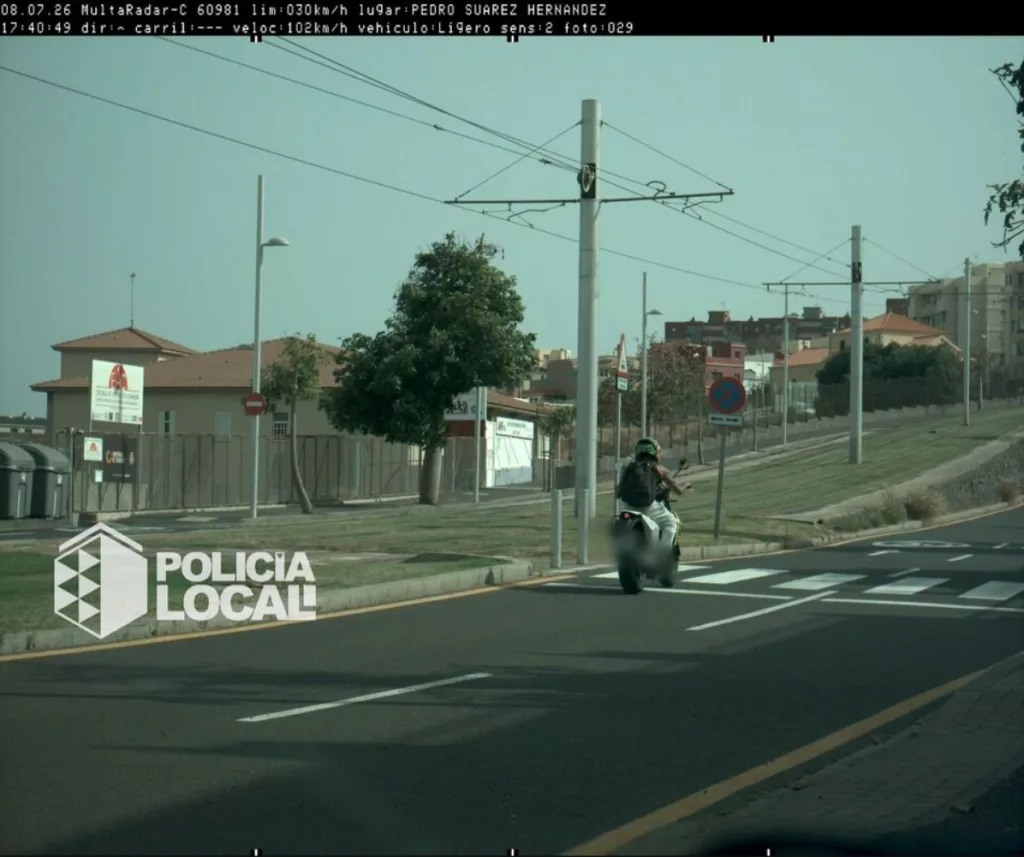 Pillado un motorista a 102km/h en una vía limitada a 30km/h