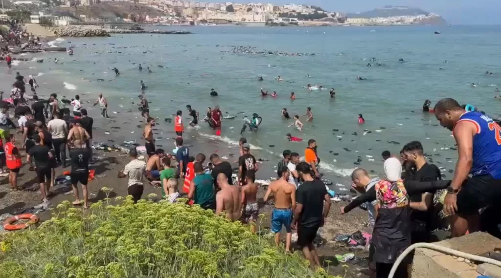 Momentos posteriores a la entrada masiva de personas a la Ciudad Autónoma de Ceuta.