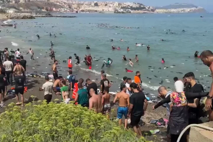 Momentos posteriores a la entrada masiva de personas a la Ciudad Autónoma de Ceuta.