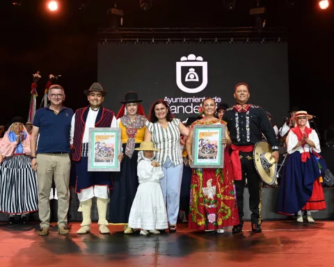 Candelaria y Saltillo (México) bailan juntas en un IV Festival Internacional de Folklore que llenó el recinto de las Fiestas