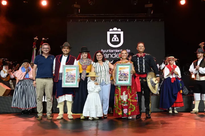 Candelaria y Saltillo (México) bailan juntas en un IV Festival Internacional de Folklore que llenó el recinto de las Fiestas