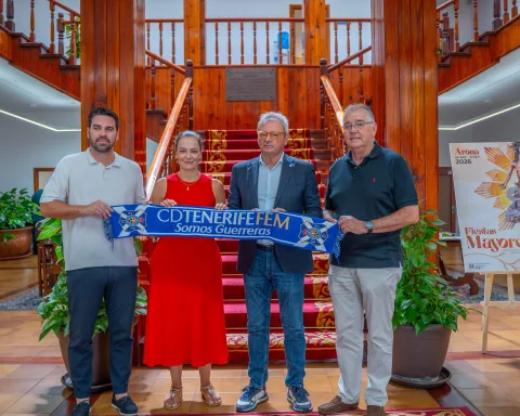 Jordi Torres, Director deportivo del CD Tenerife Femenino, Fátima Lemes, alcaldesa de Arona, Sergio Batista, Presidente del CD Tenerife Femenino y Julio Luis Pérez, Vicepresidente del CD Tenerife Femenino.