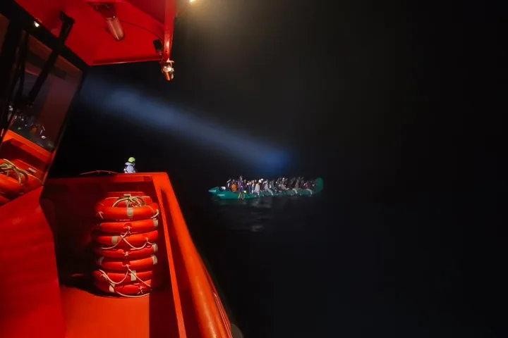 Guardamar Urania durante el rescate a 62 personas de origen subsahariano de una embarcación precaria tipo neumática.