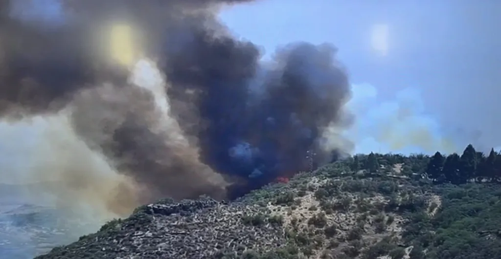 Aparatoso incendio próximo a Cazadores (Gran Canaria), con alto potencial.