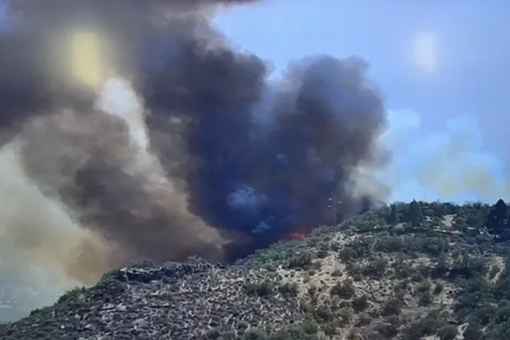 Aparatoso incendio próximo a Cazadores (Gran Canaria), con alto potencial.