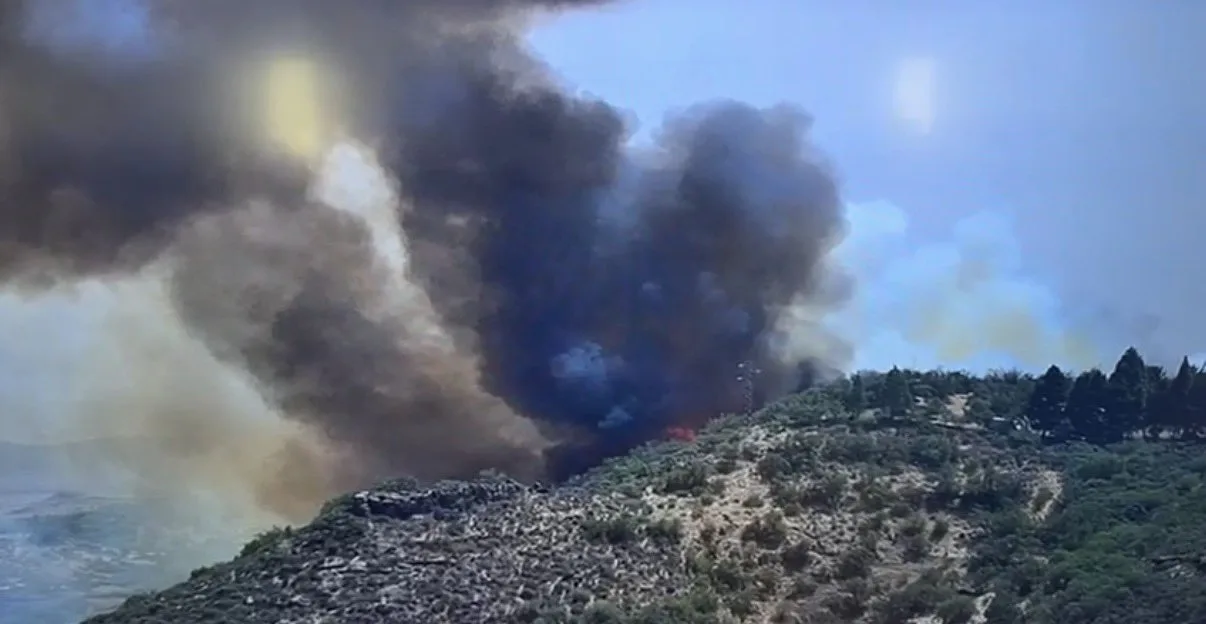 Aparatoso incendio próximo a Cazadores (Gran Canaria), con alto potencial.