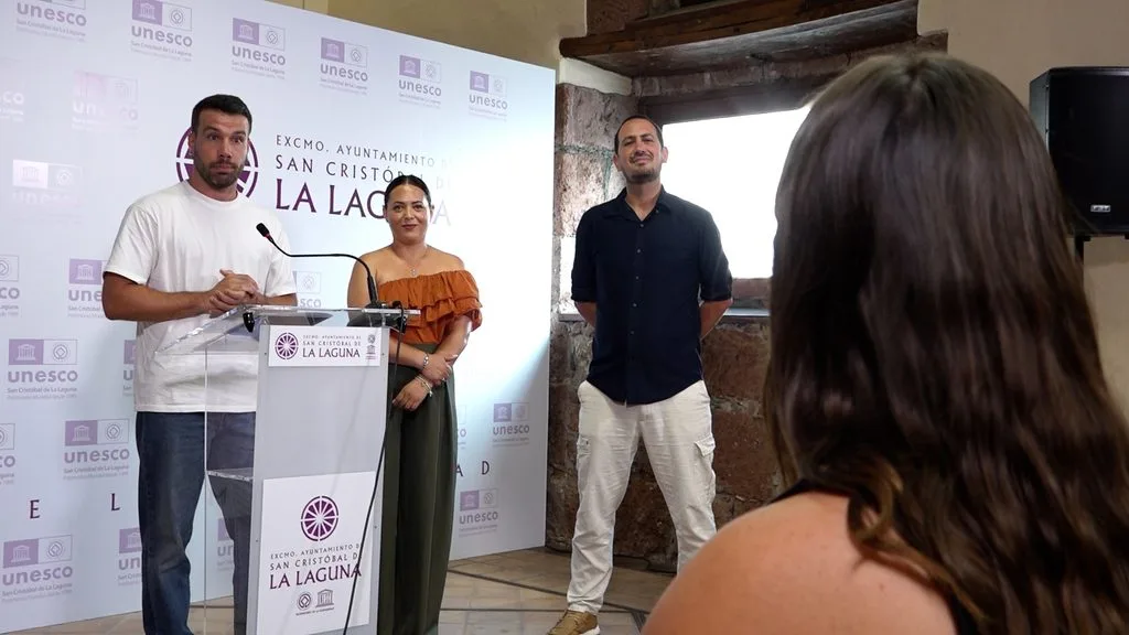Daniel Martí, de Asociación Cervantear, Estefanía Díaz, concejala de Turismo y Comercio de La Laguna, y Javier González, de la Asociación Desaplatánate.