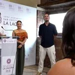 Daniel Martí, de Asociación Cervantear, Estefanía Díaz, concejala de Turismo y Comercio de La Laguna, y Javier González, de la Asociación Desaplatánate.