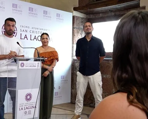 Daniel Martí, de Asociación Cervantear, Estefanía Díaz, concejala de Turismo y Comercio de La Laguna, y Javier González, de la Asociación Desaplatánate.