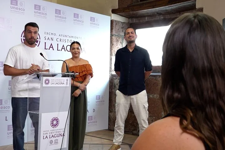 Daniel Martí, de Asociación Cervantear, Estefanía Díaz, concejala de Turismo y Comercio de La Laguna, y Javier González, de la Asociación Desaplatánate.