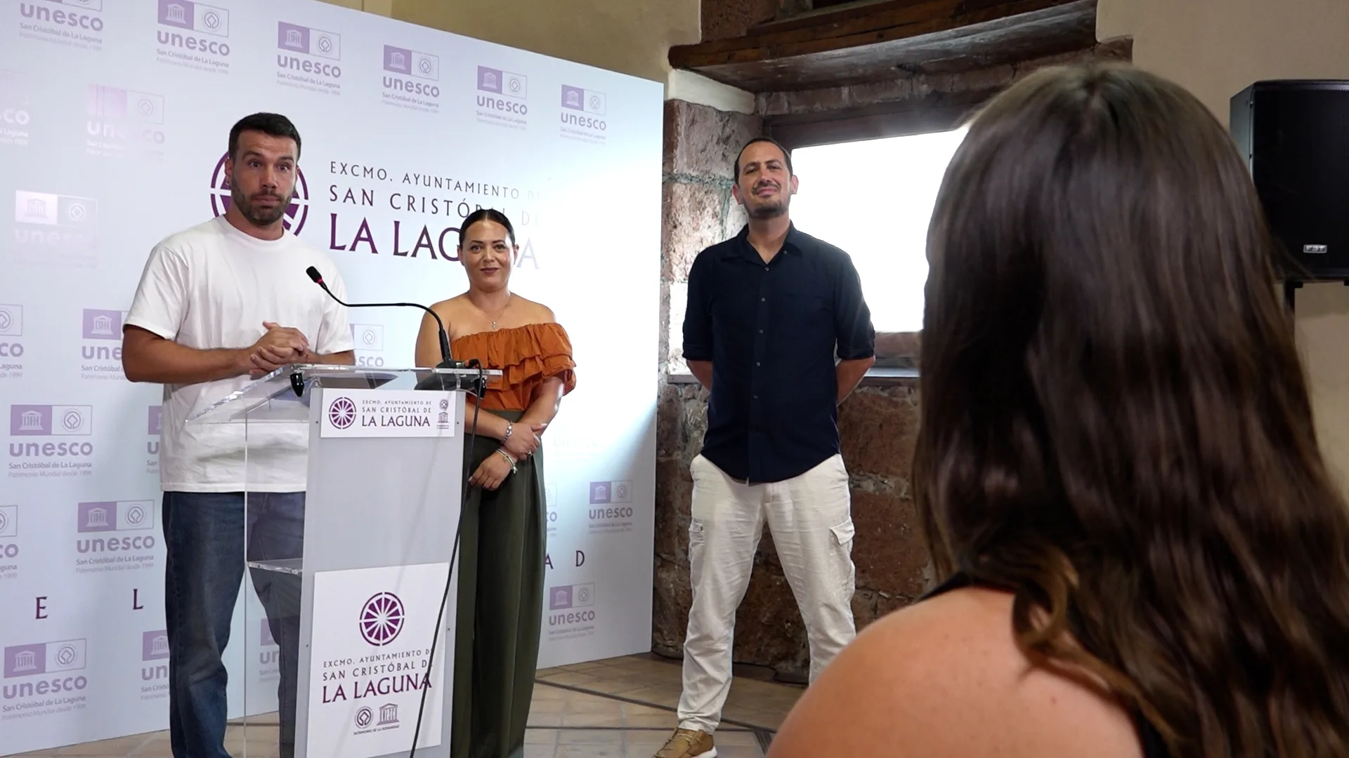 Daniel Martí, de Asociación Cervantear, Estefanía Díaz, concejala de Turismo y Comercio de La Laguna, y Javier González, de la Asociación Desaplatánate.