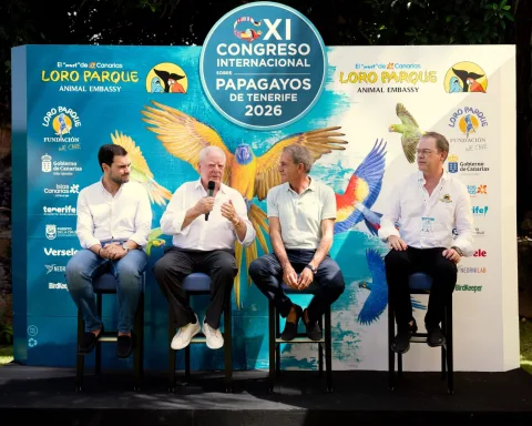 Leopoldo Afonso, alcalde de Puerto de la Cruz, Wolfgang Kiessling, presidente de Loro Parque y fundador del Congreso, Héctor Mateo, director general de Infraestructura, Sostenibilidad y Calidad Turística, y el vicepresidente de Loro Parque, Christoph Kiessling.