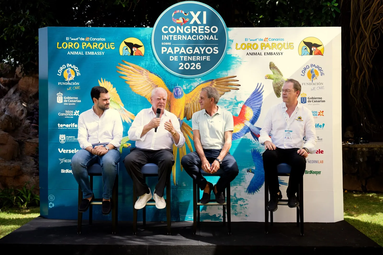 Leopoldo Afonso, alcalde de Puerto de la Cruz, Wolfgang Kiessling, presidente de Loro Parque y fundador del Congreso, Héctor Mateo, director general de Infraestructura, Sostenibilidad y Calidad Turística, y el vicepresidente de Loro Parque, Christoph Kiessling.