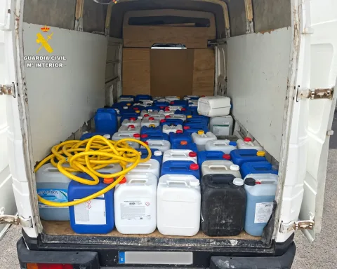 La Guardia Civil detiene en Fuerteventura a Nota de prensa CORREO ELECTRÓNICO gc-opc-laspalmas@guardiacivil.org tres hombres por “petaqueo” tras intervenir cerca de 2.000 litros de gasolina en garrafas