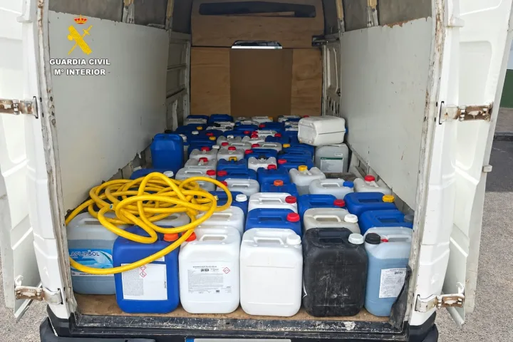 La Guardia Civil detiene en Fuerteventura a Nota de prensa CORREO ELECTRÓNICO gc-opc-laspalmas@guardiacivil.org tres hombres por “petaqueo” tras intervenir cerca de 2.000 litros de gasolina en garrafas