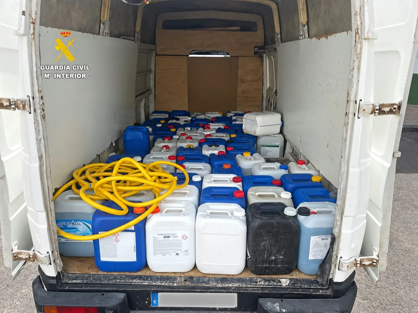 La Guardia Civil detiene en Fuerteventura a Nota de prensa CORREO ELECTRÓNICO gc-opc-laspalmas@guardiacivil.org tres hombres por “petaqueo” tras intervenir cerca de 2.000 litros de gasolina en garrafas