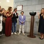 Presentación de la escultura dedicada a La Graciosa en el hall del Parlamento de Canarias.