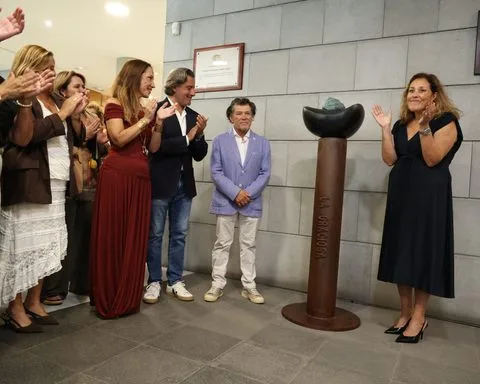 Presentación de la escultura dedicada a La Graciosa en el hall del Parlamento de Canarias.