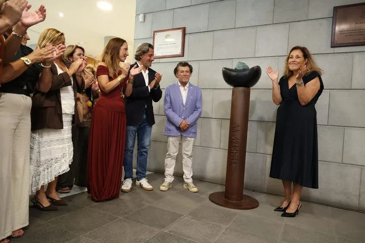 Presentación de la escultura dedicada a La Graciosa en el hall del Parlamento de Canarias.