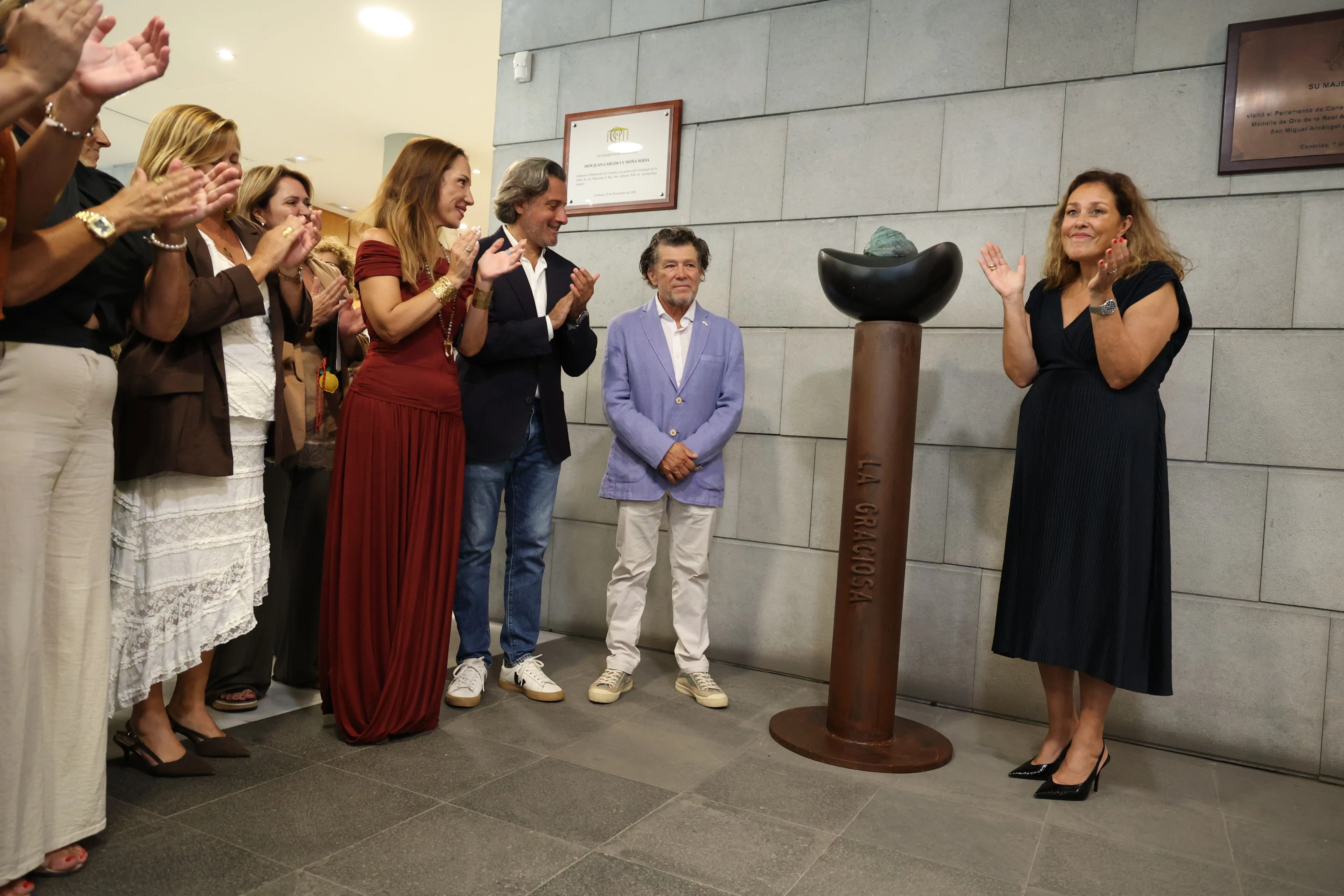 Presentación de la escultura dedicada a La Graciosa en el hall del Parlamento de Canarias.
